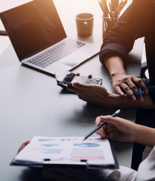 financial-business-team-present